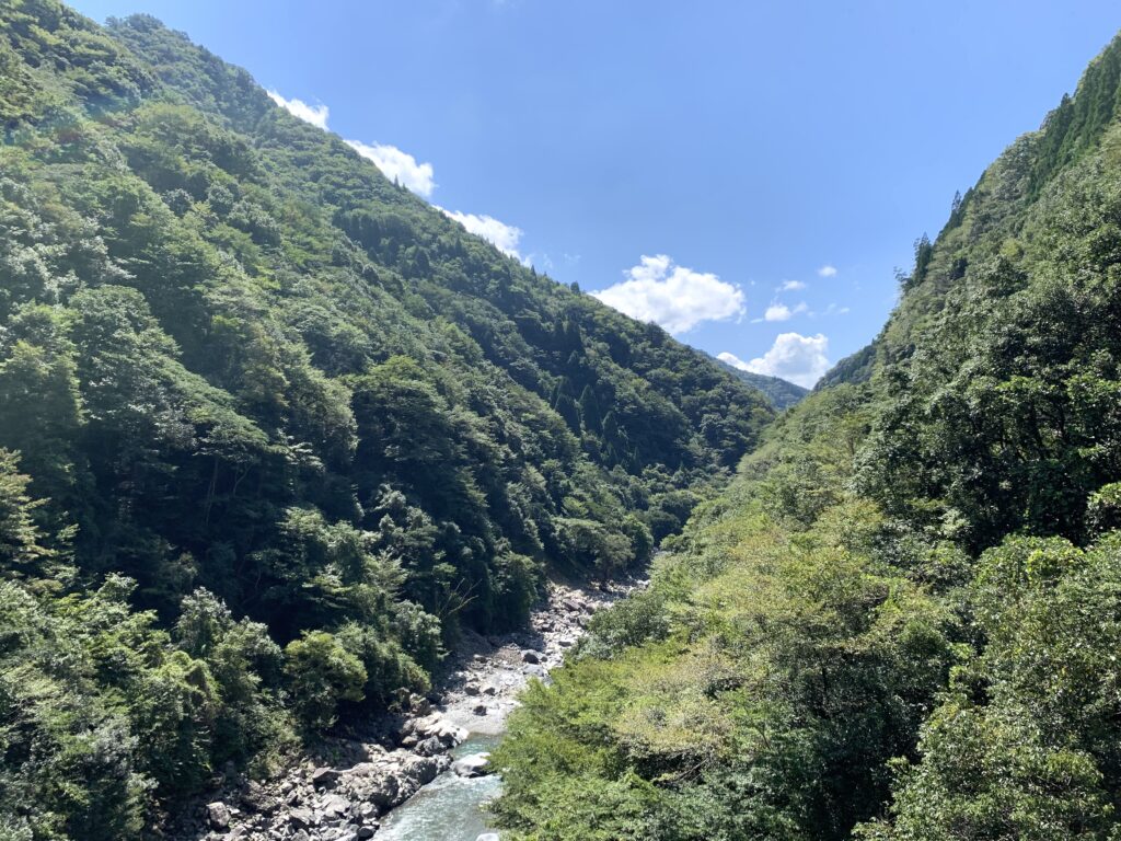熊本五木村の渓谷の景観。山と谷だけがシンプルに写っている大自然の景色。