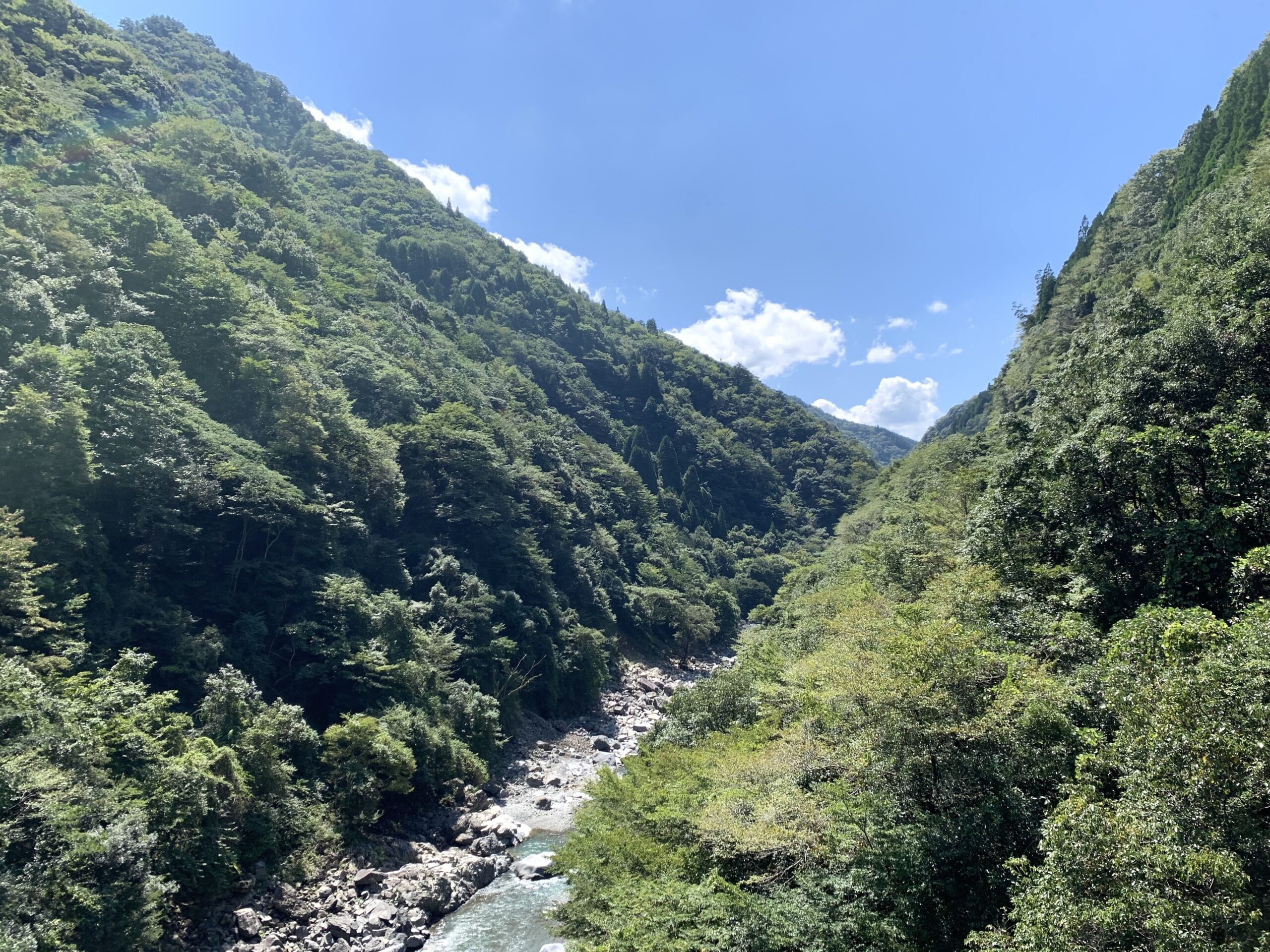 熊本五木村の渓谷の景観。山と谷だけがシンプルに写っている大自然の景色。