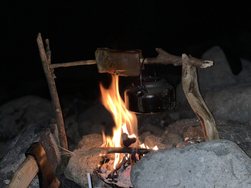 木の棒に突き刺した肉を、焚き火の上で回転させながら焼く、無骨な原始焼きスタイル