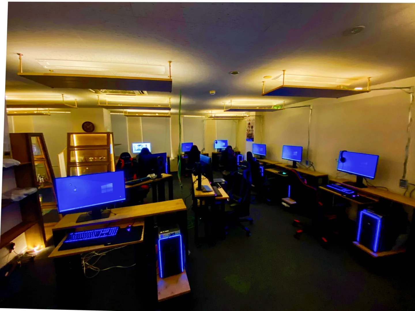 福岡県福岡市｜eSportsスペース 照明・家具の設計施工を担当。ゲームカフェの竣工記録。