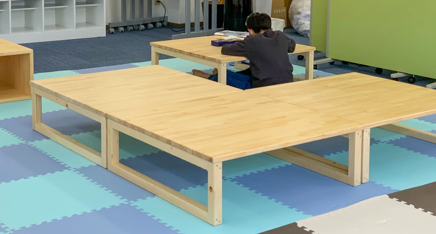 福岡県福岡市｜家具製作・納品 民間学童保育施設の家具を設計・製作。分割式座卓の設置状況。