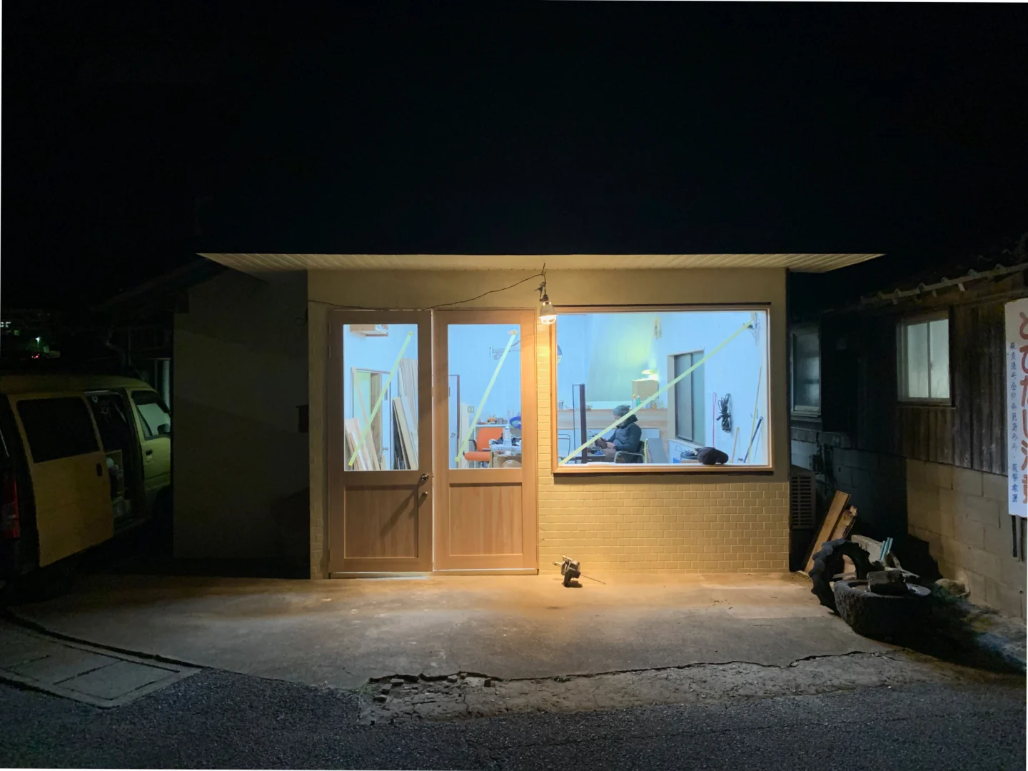 山口県萩市｜理髪店・2021年3月 離島の理髪店の設計施工を担当。施工途中、周囲の暗さと店内の光がつくる風景。