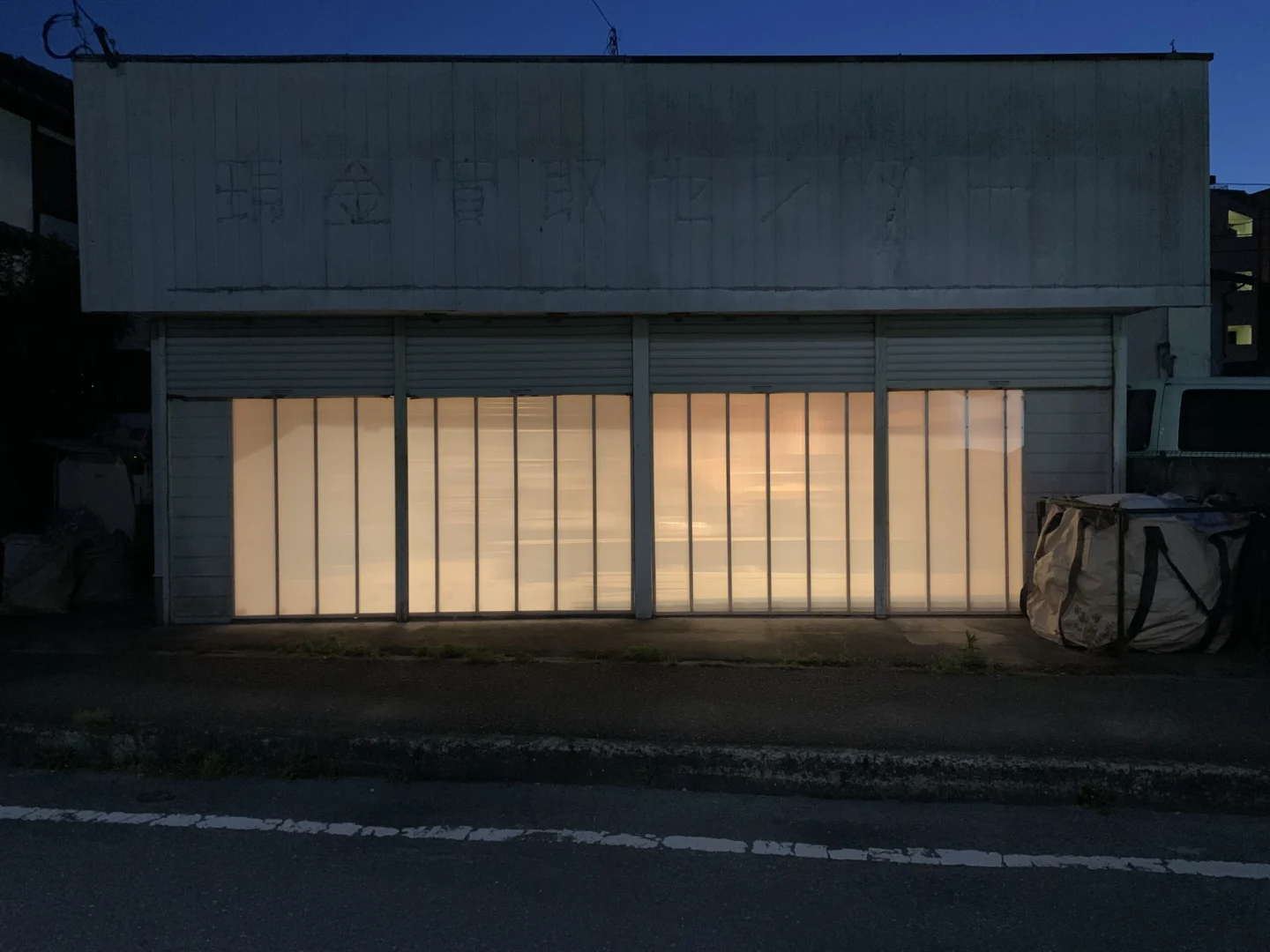 福岡県福岡市｜自社事務所改装 ファサードから外へ漏れる光の表情。